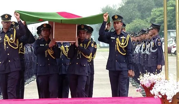 Leftenan Penerbangan Towkir Islam diberi penghormatan terakhir di Kurmitola dan dihadiri pegawai kanan tentera serta wakil kerajaan/ REUTERS