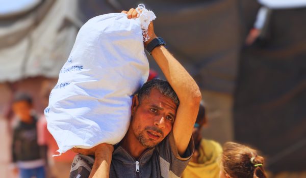 Penduduk Gaza membawa guni yang dipercayai berisi bekalan bantuan. / Foto REUTERS