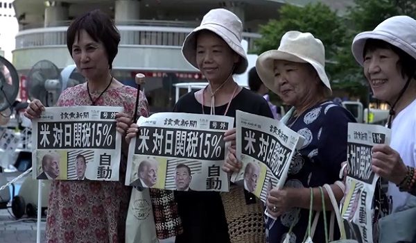 Penduduk Tokyo menyatakan kegembiraan mereka susulan pengumuman Amerika Syarikat yang menurunkan kadar tarif ke atas barangan Jepun kepada 15 peratus/ REUTERS