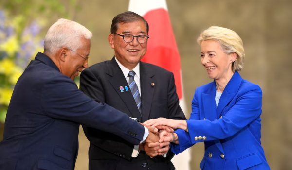 Presiden Suruhanjaya Eropah, Ursula von der Leyen (kiri), Perdana Menteri Jepun, Shigeru Ishiba (tengah) dan Presiden Majlis Eropah, Antonio Costa (kanan) / Foto REUTERS