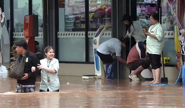 Penduduk wilayah utara Thailand, Nan meredah banjir/ REUTERS
