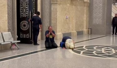 Ibu bapa kepada Allahyarham Zulfarhan Osman Zulkarnain melakukan sujud syukur di luar Mahkamah Rayuan hari ini