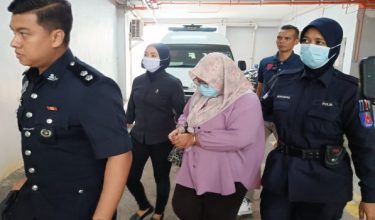 Seorang wanita bekas eksekutif akaun dan pentadbiran dihadapkan ke Mahkamah Sesyen Butterworth atas 28 pertuduhan melakukan pecah amanah wang syarikat melibatkan lebih RM580,000