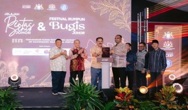 Datuk Mizan Yahya (dua dari kiri) menyaksikan simbolik  Jelajah PSJ 2026 dan Festival Rumpun Bugis Johor di sini, semalam.