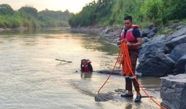 Anggota bomba melakukan pencarian dua remaja lelaki dikhuatiri lemas di Sungai Pagalan, Keningau/Foto Bomba Keningau