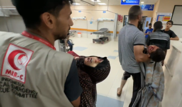 Mangsa yang terlibat dalam serangan Israel dibawa ke hospital untuk rawatan / Foto REUTERS
