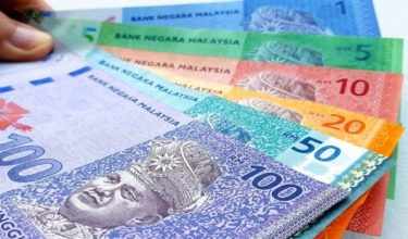 Pada 6 petang, ringgit menurun kepada 4.0780/0825 berbanding dolar AS/ Foto BERNAMA