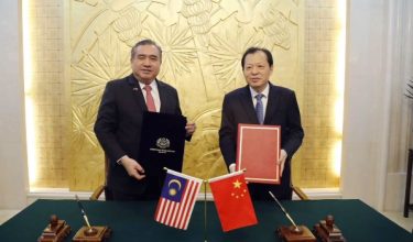 Mou kerjasama pengangkutan dimeterai antara Menteri Pengangkutan (MOT), Anthony Loke dan Menteri Pengangkutan China, Liu Wei di Beijing / Foto Kementerian Pengangkutan