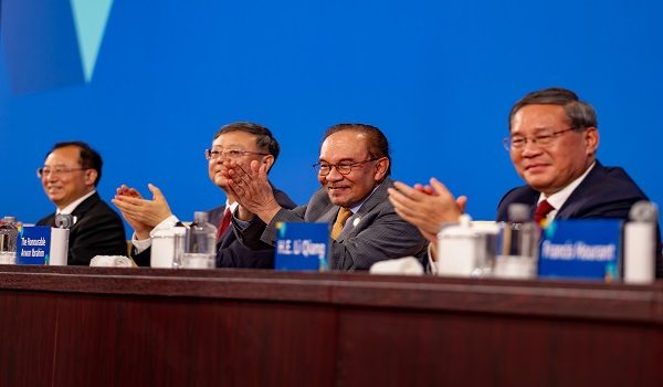 YAB Perdana Menteri, Dato' Seri Anwar Ibrahim menyaksikan secara langsung perarakan Kontinjen Malaysia pada Majlis Perasmian Pertandingan Kemahiran Dunia (WorldSkills Competition) Shanghai 2026, malam tadi atas jemputan Premier Li Qiang semasa lawatan rasmi ke Republik Rakyat China. 22 September 2026. AFIQ HAMBALI/Pejabat Perdana Menteri.

NO SALES; NO ARCHIVE; RESTRICTED TO EDITORIAL USE ONLY. NOTE TO EDITORS: These handout photographs are provided solely for editorial reporting purposes and may be used only for the contemporaneous illustration of the events, subjects, individuals depicted, or facts referenced in the accompanying caption. Any further reuse may require additional permission. The photographs may not be archived, stored, retained, or otherwise kept for future use beyond the permitted contemporaneous editorial use. Any subsequent use, reproduction, publication, distribution, or archival retention requires prior permission. MANDATORY CREDIT - Afiq Hambali/ Prime Minister’s Office of Malaysia.