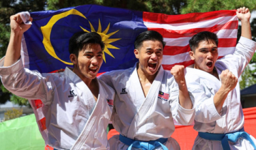 Trio karate negara dibarisi (dari kiri) Mohamad Haznil Henry, Muhammad Aiqal Asmadie dan Mukhriz Mazlan meraikan kejayaan selepas menewaskan Vietnam 3-2, sekaligus menyumbang pingat gangsa acara kata lelaki berpasukan pada Sukan Asia Aichi-Nagoya 2026 di Gimnasium Toyohashi hari ini