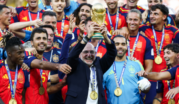 Jurulatih Sepanyol, Luis de la Fuente, mengangkat trofi selepas menjuarai perlawanan akhir Piala Dunia 2026 menentang Argentina di Stadium New York/New Jersey, East Rutherford, New Jersey pada 19 Julai 2026.