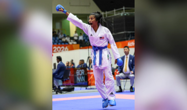 Atlet karate Malaysia C. Shahmalarani mempamerkan aksi bertenaga ketika menentang atlet Uzbekistan Gulshan Alimardanova dalam acara separuh akhir Kumite Wanita bawah 50 kilogram pada Sukan Asia Aichi-Nagoya 2026 di Toyohashi Gymnasium hari ini. Shahmalarani berjaya melayakkan diri ke peringkat final.