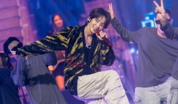 Pelakon Korea, Lee Joon Gi lincah menyanyi sambil menari di atas pentas menghiburkan peminatnya/Foto penganjur