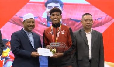 Muhammad Fakrul Afizul Nasir (tengah) menerima insentif yang disampaikan oleh Menteri Besar Kelantan Datuk Mohd Nasuruddin Daud (kanan) hari ini