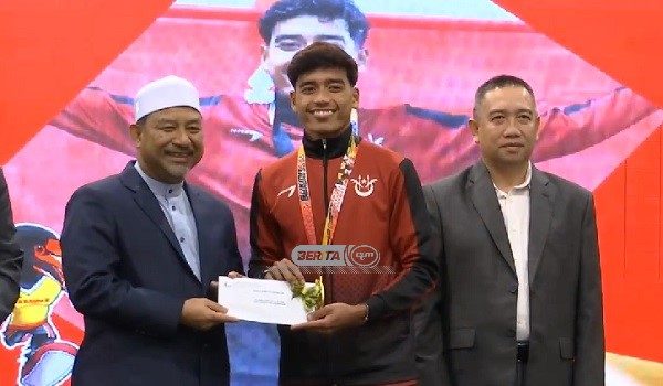 Muhammad Fakrul Afizul Nasir (tengah) menerima insentif yang disampaikan oleh Menteri Besar Kelantan Datuk Mohd Nasuruddin Daud (kanan) hari ini