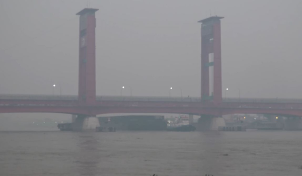 Keadaan jerebu di Palembang pada Khamis / Foto Viory