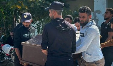 Penduduk mengusung keranda seorang lelaki Syria kurang upaya yang terbunuh / Foto AFP