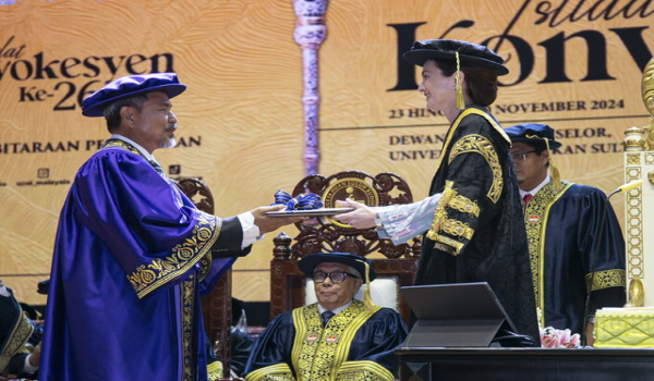 Penyanyi dan komposer terkenal, Datuk M Nasir, dianugerahkan Ijazah Kehormat Doktor Persembahan pada Istiadat Konvokesyen Ke-26 Universiti Pendidikan Sultan Idris (UPSI) / Foto Bernama