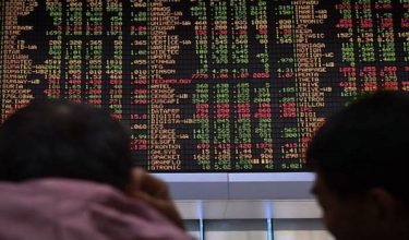 Pada 9.10 pagi ini, indeks penanda aras FTSE Bursa Malaysia KLCI (FBM KLCI) turun 1.79 mata atau 0.10 peratus kepada 1,669.50/ Foto BERNAMA