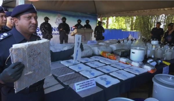Polis berjaya membongkar makmal memproses dadah jenis syabu di dalam kebun durian, di Pulau Pinang