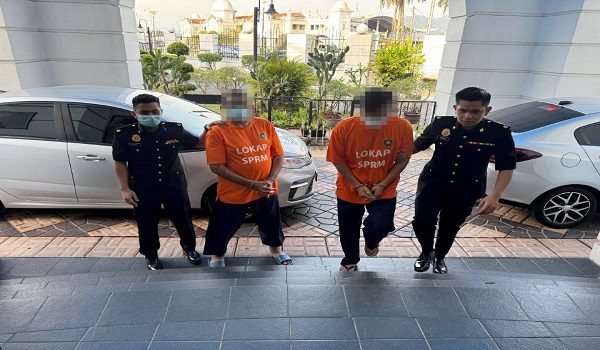 Seorang pengarah syarikat dan pegawai kanan TLDM direman bagi membantu siasatan SPRM/Foto SPRM