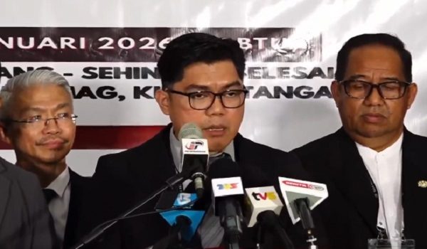 Pegawai Pengurus Pilihan Raya Kecil (PRK), Dr Eddy Syaizul Rizam Abdullah mengumumkan keputusan PRK Parlimen Kinabatangan di pusat penjumlahan rasmi undi Dewan Sri Lamag