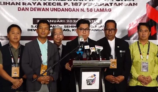 Pegawai Pengurus Pilihan Raya Dr Eddy Syaizul Rizam Abdullah mengumumkan keputusan PRK Parlimen Kinabatangan dan DUN Lamag