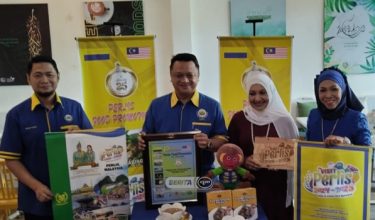 Raja Muda Perlis Tuanku Syed Faizuddin Putra Jamalullail (dua dari kiri) mempromosikan masakan Perlis di Grand Mercure Krabi Ao Nang