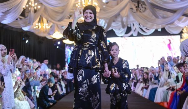 Fazura dan anak perempuannya Nur Fatima Aisya