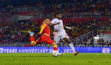 Pemain Selangor FC, Faisal Halim (kiri) menjaringkan bola ke gawang gol lawan pada perlawanan Piala Malaysia Selangor FC menentang Kelantan The Real Warriors FC/ BERNAMA
