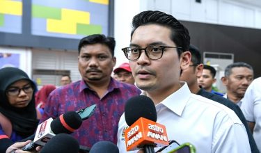 Menteri Belia dan Sukan, Dr Mohammed Taufiq Johari, memberi penerangan pada sidang media selepas menyerahkan Bantuan Wang Ihsan (BWI) kepada mangsa banjir di Kompleks Belia dan Sukan Negeri Kedah, di sini, hari ini/ Foto BERNAMA

Mohammed Taufiq berkata kementeriannya mengambil pendekatan berhati-hati sebelum mengeluarkan sebarang komen atau pendirian rasmi berhubung isu yang melibatkan Persatuan Bolasepak Malaysia (FAM).

--fotoBERNAMA (2026) HAK CIPTA TERPELIHARA