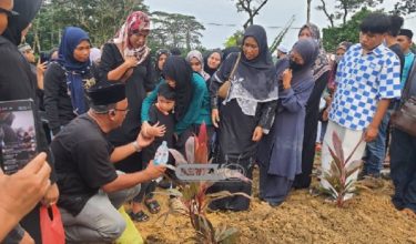 Jenazah Bella dikebumikan di Tanah Perkuburan Islam Banang Jaya, Batu Pahat