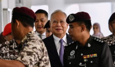 Bekas Perdana Menteri Datuk Seri Najib Tun Razak (tengah) ketika hadir bagi prosiding sambung bicara kes penyelewengan dana 1Malaysia Development Berhad (1MDB) di Mahkamah Tinggi/FOTO Fail BERNAMA