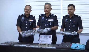 Imran Abd Rahman (tengah) bersama rampasan dadah