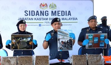 Pengarah Kastam Perlis, Ismail Hashim dalam sidang media di Kuala Perlis/ Foto RTM