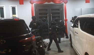 Bahagian Perisikan SPRM menyerbu rumah kediaman suspek/ Foto RTM