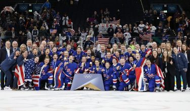 Milano Cortina 2026 Olympics - Ice Hockey - Women's Victory Ceremony - Milano Santagiulia Ice Hockey Arena, Milan, Italy - February 19, 2026. Gold medalists United States pose for a team group photo during the victory ceremony REUTERS/David W Cerny