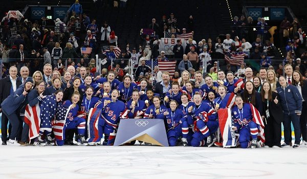 Milano Cortina 2026 Olympics - Ice Hockey - Women's Victory Ceremony - Milano Santagiulia Ice Hockey Arena, Milan, Italy - February 19, 2026. Gold medalists United States pose for a team group photo during the victory ceremony REUTERS/David W Cerny