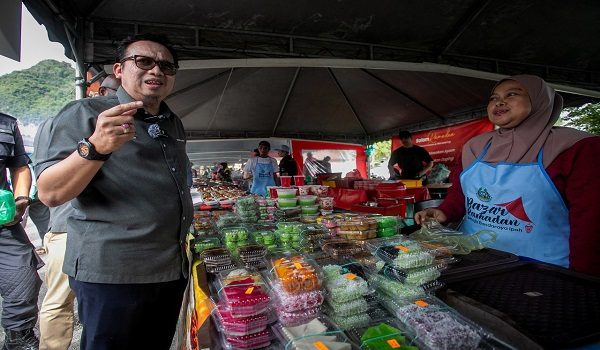 IPOH, 24 Feb -- Pengarah Kementerian Perdagangan Dalam Negeri dan Kos Sara Hidup (KPDN) Perak Datuk Kamalludin Ismail (kiri) beramah mesra bersama peniaga
ketika hadir pada Sesi Walkabout dan Pelancaran Bazar Ramadan Rahmah (BRR) Taman Cempaka serta Program Ihsan Food Bank (i-FB) dekat sini hari ini.

--fotoBERNAMA (2026) HAK CIPTA TERPELIHARA