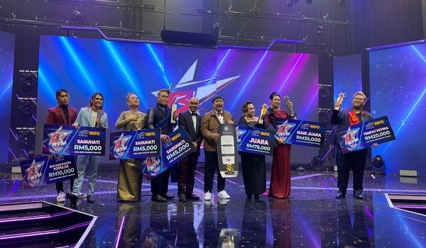 Barisan peserta akhir BRTM 2024 bersama Ketua Pengarah Penyiaran, Datuk Suhaimi Sulaiman