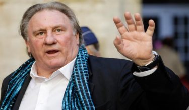 Pelakon Perancis Gerard Depardieu melambai ketika tiba di Brussels untuk satu majlis sempena 'Festival Filem Antarabangsa Brussels' (Briff) pada 25 Jun 2018. / Foto AFP