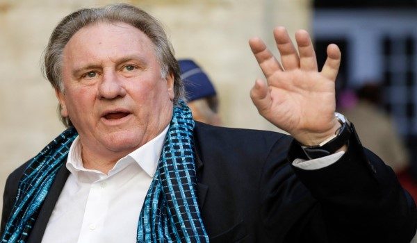 Pelakon Perancis Gerard Depardieu melambai ketika tiba di Brussels untuk satu majlis sempena 'Festival Filem Antarabangsa Brussels' (Briff) pada 25 Jun 2018. / Foto AFP
