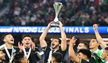Penyerang Mexico, Raul Jimenez menjulang  Piala Liga Negara CONCACAF  sambil rakan pasukan meraikan kemenangan di podium selepas memenangi perlawanan akhir menentang Panama di Stadium SoFi, Inglewood. / Foto REUTERS