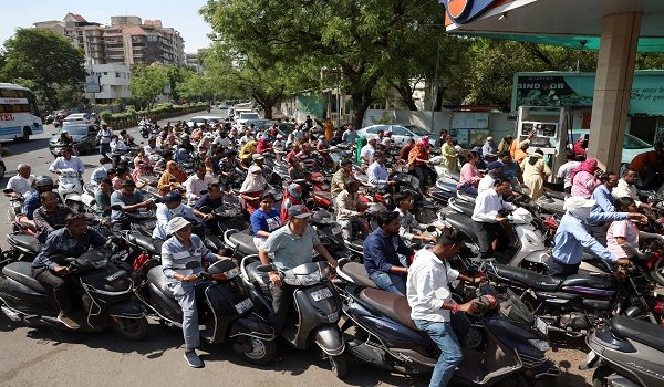 Orang ramai beratur untuk mengisi petrol susulan kebimbangan gangguan bekalan, walaupun pihak berkuasa menegaskan tiada kekurangan bahan api di tengah konflik berterusan di Asia Barat/ REUTERS