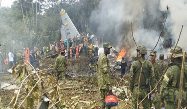 Anggota tentera berkumpul di lokasi nahas pesawat tentera Colombia di Puerto Leguizamo, wilayah Putumayo, semasa operasi mencari dan menyelamat dijalankan/ REUTERS