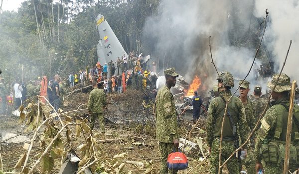 Anggota tentera berkumpul di lokasi nahas pesawat tentera Colombia di Puerto Leguizamo, wilayah Putumayo, semasa operasi mencari dan menyelamat dijalankan/ REUTERS