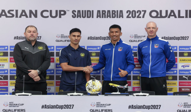 Pemain Skuad Kebangsaan Matthew Davies (dua, kiri) bersalaman dengan Kapten Pasukan Nepal Kiran Kumar Limbu ketika sidang media menjelang perlawanan pusingan ketiga kelayakan Piala Asia 2027 bagi kumpulan F antara Malaysia dan Nepal di Stadium Sultan Ibrahim hari ini / BERNAMA