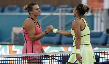 Pemain Belarus, Aryna Sabalenka bersalaman dengan pemain China, Qinwen Zheng selepas tamat perlawanan/ REUTERS