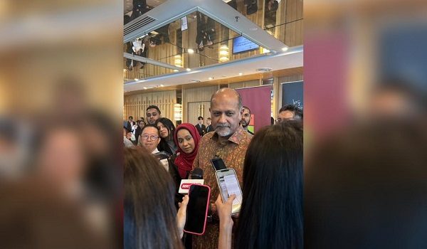 Menteri Digital, Gobind Singh Deo ditemui pemberita pada majlis pelancaran Microsoft Elevate yang merupakan inisiatif bagi memperkukuh tahap kesediaan AI Malaysia, sejajar aspirasi untuk menjadi negara AI menjelang 2030.