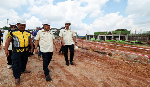Timbalan Menteri Kerja Raya, Datuk Seri Dr. Ahmad Maslan meninjau projek menaik taraf Rumah Seri Kenangan di Kampung Ungku Mohsin